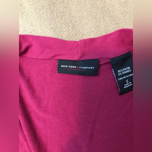 New York & Company fuchsia short sleeve wrap top size small - Picture 4 of 4